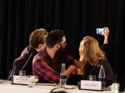 Làng sao - Đoàn làm phim "King Kong" chụp hình "tự sướng" tại họp báo