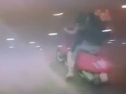 Clip Eva - Hai cô gái đi xe Vespa trộm hoa nhanh như cắt
