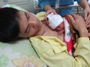 Bà bầu - Xúc động hình ảnh những ông bố Việt 'ấp' con trên ngực trần