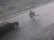 Clip Eva - Em bé thoát chết trong gang tấc khi qua đường