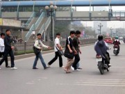 Tin tức - Hà Nội xử lý hơn 500 trường hợp đi bộ vi phạm giao thông, phạt gần 40 triệu đồng