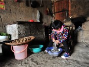 Làm mẹ - Xúc động bé gái 7 tuổi chăm sóc ông bà bị bệnh sau khi cha qua đời