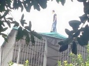 Tin tức - Thanh niên nghi "ngáo đá" cố thủ, nhảy múa trên nóc nhà 4 tầng