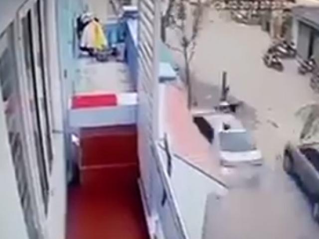 Clip khoảnh khắc 'xe điên'  Camry  đâm 3 người tử vong