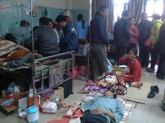Người nhà ngơ ngác, bệnh nhân nằm đất chờ giờ tăng viện phí