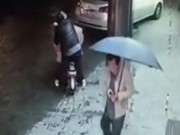 Clip Eva - Người phụ nữ bị tấn công tình dục giữa phố đông người