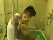 Làm mẹ - Ngắm ảnh tắm của con trai Tuấn Hưng cực ngộ nghĩnh