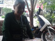 Tin tức - Kéo cổ áo kẻ cướp vé số, cụ bà bị chấn thương nặng