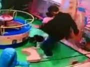 Clip Eva - Con gái bị ngã, ông bố đá như trời giáng vào bé trai
