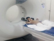 Tin tức - Mẹ bất cẩn, con gái bò vào bếp lửa bỏng nặng