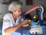 Tin tức - Người đàn ông có đôi bàn tay khéo léo khắc vỏ trứng tặng vợ