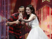 Làng sao - MC Thùy Linh ân cần lau mồ hôi cho Phạm Anh Khoa