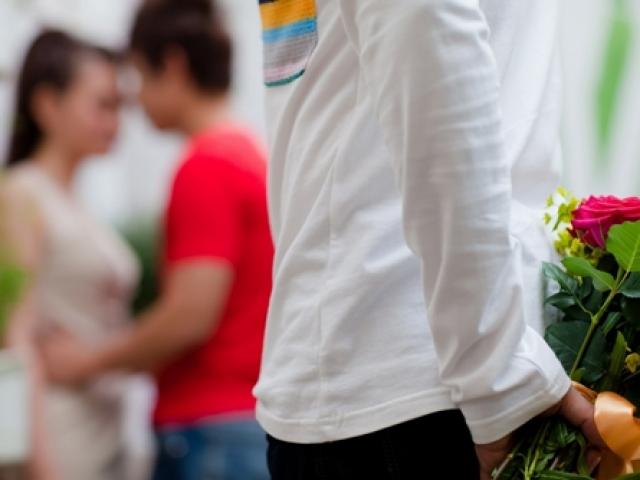 Chỉ biết lặng thầm nhìn em bên người