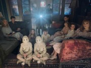 Xem & Đọc - Lạnh gáy với những đứa trẻ trong "Mái ấm lạ kỳ của cô Peregrine"