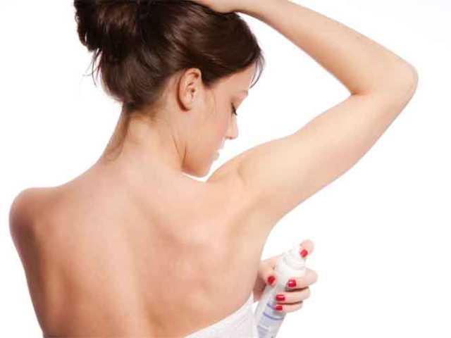 Mẹo tự chế nước xịt khử mùi mồ hôi cực dễ