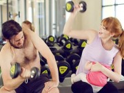 Bà bầu - Clip mẹ trẻ xinh đẹp kéo áo cho con bú mọi nơi gây “sốt”
