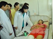 Tin tức - Nữ sinh bị cưa chân bật khóc khi gặp Bộ trưởng Y tế