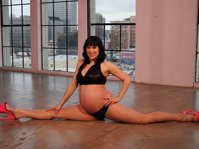 Vũ công mang bầu 39 tuần vẫn xoạc chân điệu nghệ