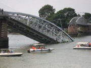 Tin tức - Lời khai ban đầu trong vụ sà lan tông sập cầu Ghềnh