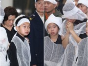 Làng sao - Rớt nước mắt trước hình ảnh vợ con NS Trần Lập trong lễ tang