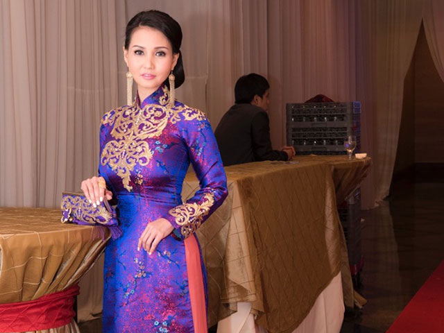 Hoa hậu Sương Đặng diện áo dài cung đình trên đất Mỹ