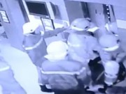 Clip Eva - Giải cứu 16 người bị mắc kẹt trong thang máy ở Sài Gòn