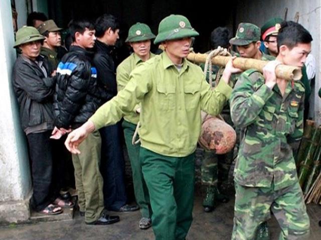 Phát hiện 3 quả bom ở cửa hàng thu mua sắt vụn