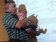 Clip Eva - Mỹ: Thầy vừa bế con nữ sinh vừa giảng bài trong 55 phút