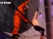 Clip Eva - Người phụ nữ bị ngáo đá nhảy múa trên dây điện