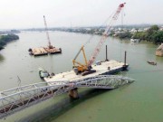 Tin tức - Cẩu nổi lớn nhất Việt Nam áp sát, giải cứu cầu Ghềnh