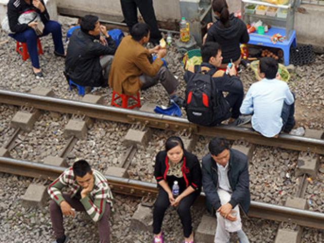 Rùng mình cảnh ngồi trên đường ray tàu hỏa chờ khám bệnh