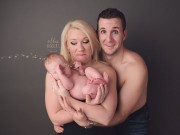 Làm mẹ - Hài hước: bé sơ sinh chụp ảnh cùng bố mẹ đột ngột tè dầm
