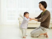Làm mẹ - 5 lỗi chăm con nhỏ khiến bé phát triển sai tư thế