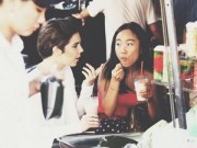 Làng sao - Bắt gặp Đoan Trang ăn chè ngoài chợ cùng bạn gái Tây