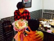 Eva Yêu - Thiếu nữ rơi nước mắt vì được cầu hôn bằng hoa thịt giữa quán lẩu