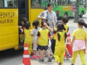 Tin tức - Bé 6 tuổi tử vong vì rơi ra khỏi xe đưa đón học sinh