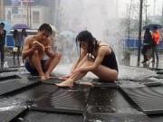 Eva Yêu - Bức xúc với cặp đôi mặc bikini tắm trước đài phun nước