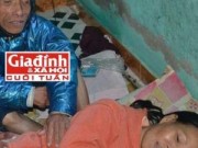 Tin tức - Cảm động ông lão mù bán vé số nuôi vợ bị bệnh tim