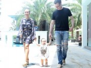 Làng sao - Con gái Đoan Trang "đội nắng" tập đi bên bố mẹ