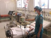 Tin tức - Bé bị cha đốt qua khỏi sốc bỏng, tiên lượng vẫn dè dặt