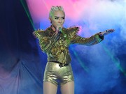 Làng sao - Tóc Tiên biểu diễn hit của Thu Minh trong The Remix