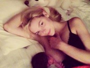 Thời trang - Cảm động ngắm ảnh chân dài cho con bú