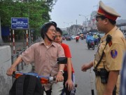 Tin tức - "Mẹ không mang mũ bảo hiểm, con về làm sao?"