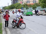 Tin tức - HN: Bố bỏ con giữa đường, quay đầu xe trốn CSGT