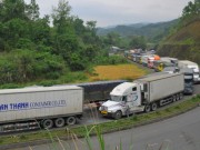 Mua sắm - Giá cả - Dưa hấu tắc tại cửa khẩu do thương lái găm hàng?
