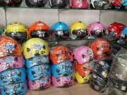 Tin tức - Phụ huynh đổ xô đi mua mũ bảo hiểm cho con