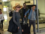 Làng sao - Maggie Q giản dị tại sân bay Nội Bài