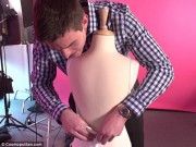 Thời trang - Cười té ghế trước cảnh đàn ông "bất lực" với áo lót