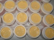 Làm đẹp - Bất chấp 'lệnh cấm', chị em vẫn đổ xô mua mỹ phẩm tự chế