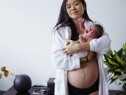 Làm mẹ - Loạt ảnh vẻ đẹp mê hồn của bà mẹ lần đầu bế con 24h sau sinh